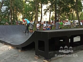 Бюджетний скейт майданчик в одному з парків Києва.